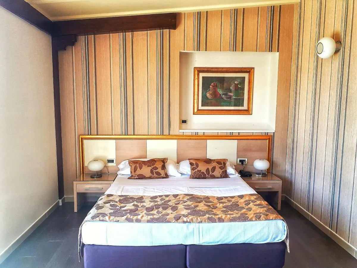 טאורמינה Hotel Le Chevalier 2*,