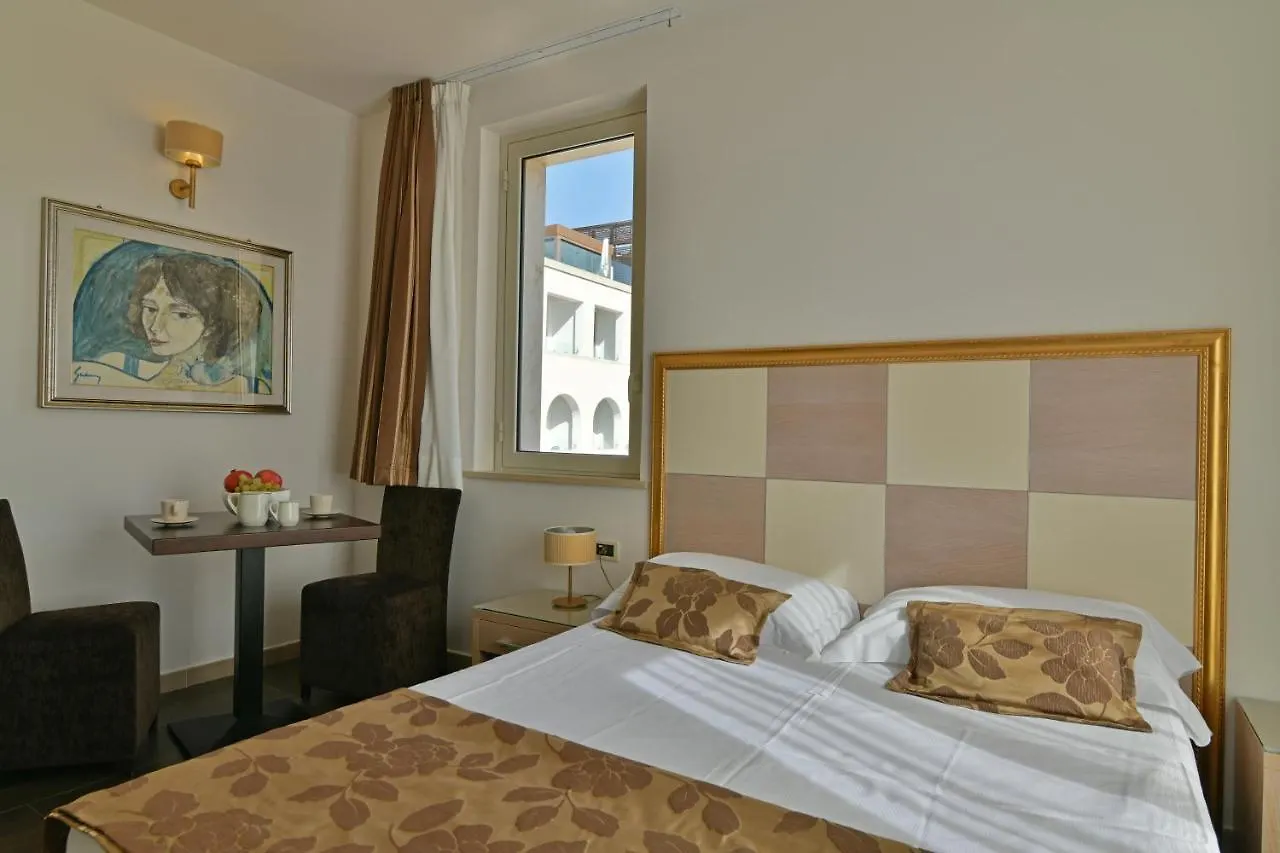 טאורמינה Hotel Le Chevalier