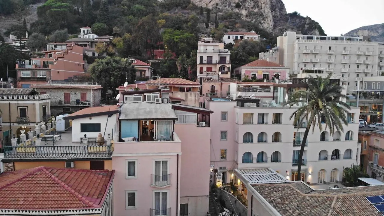 טאורמינה Hotel Le Chevalier 2*,