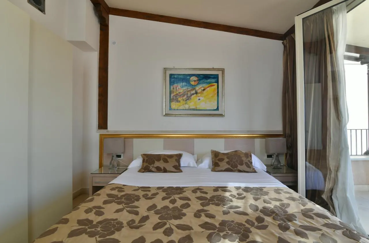 טאורמינה Hotel Le Chevalier