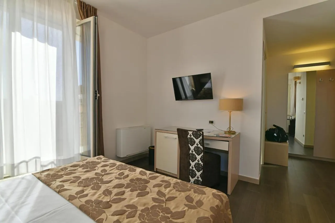 טאורמינה Hotel Le Chevalier